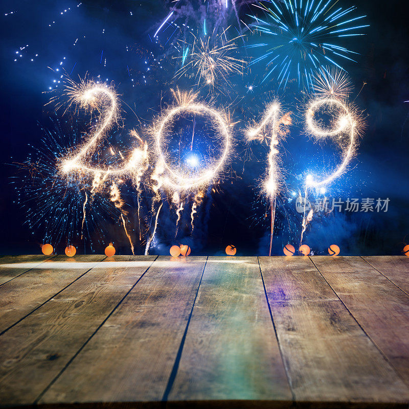 在木地板上放烟花祝你2019年新年快乐