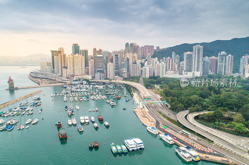 鸟瞰图的香港城市天际线和维多利亚港日落在中国