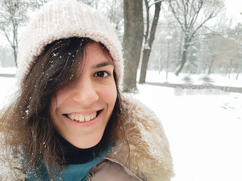 女人在雪地里自拍