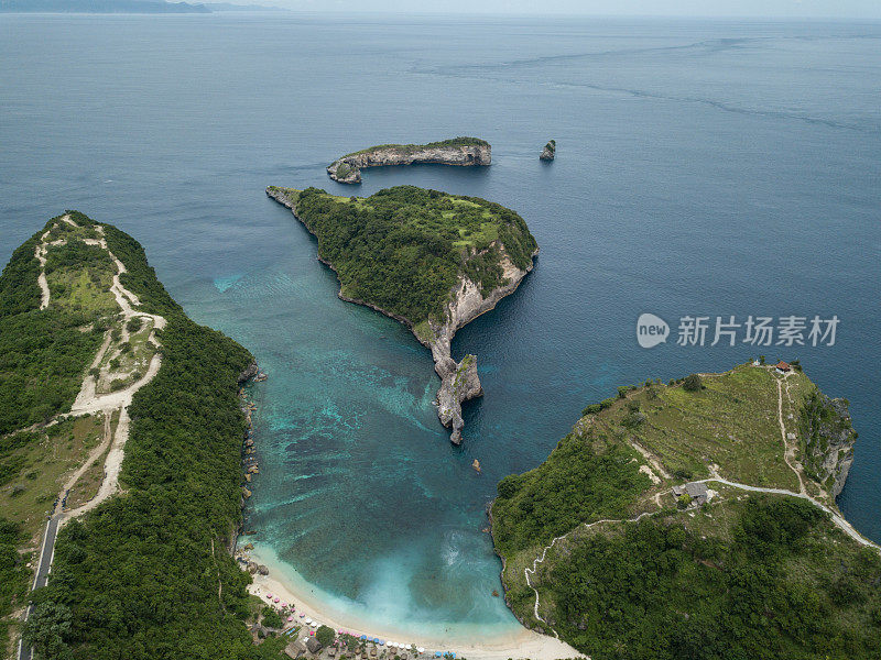 无人机鸟瞰巴厘岛努沙佩尼达美丽的石灰岩悬崖和海景