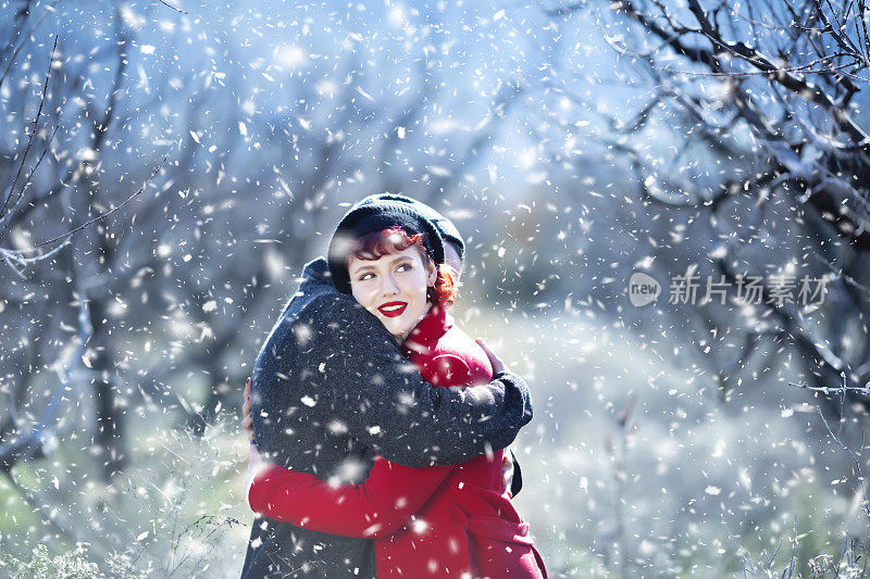 年轻夫妇爱上了雪