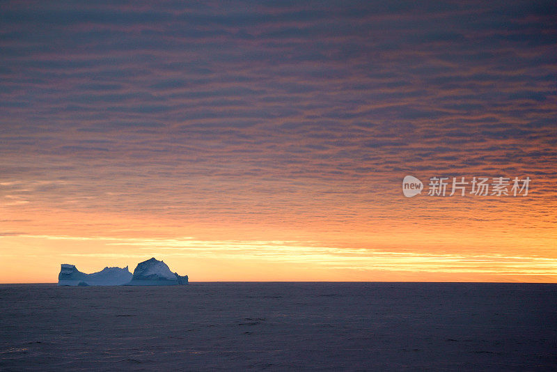 漂浮的冰山和南极洲的夕阳