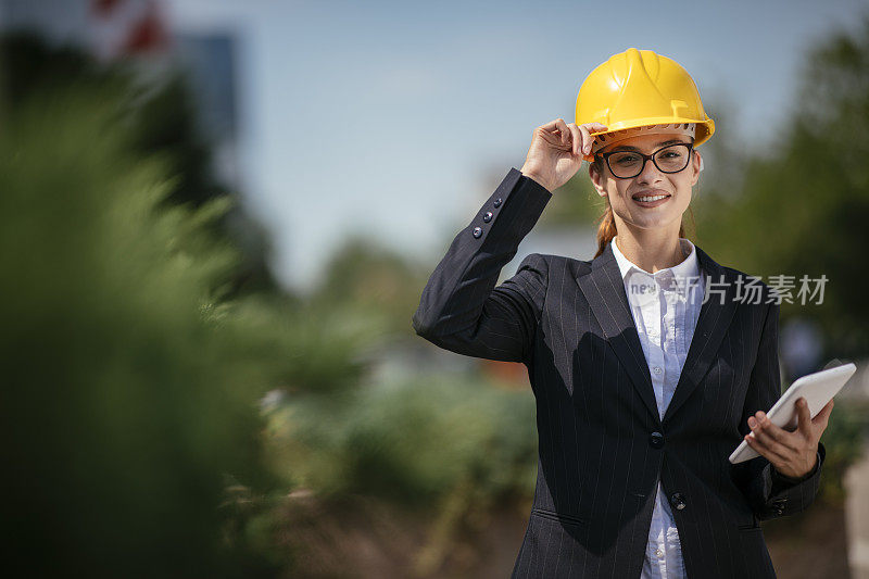 户外年轻女建筑师