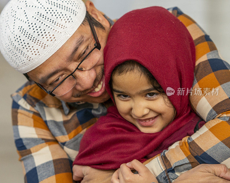 穆斯林父亲拥抱女儿