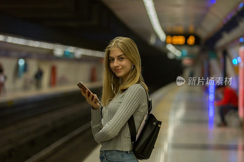 年轻女子在地铁站候车
