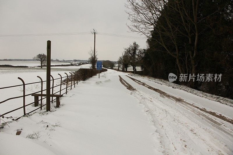 泥泞的冰雪覆盖着乡村道路