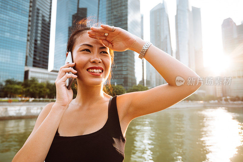 一个亚洲女人在新加坡打电话