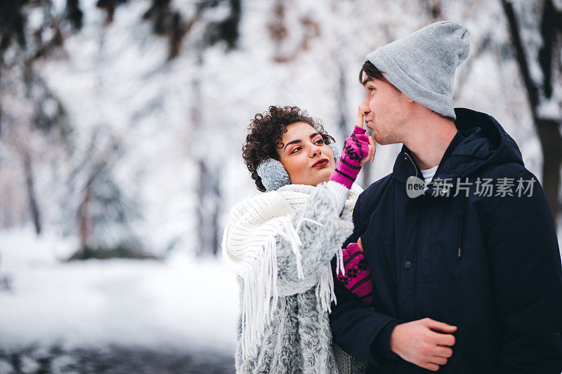 雪中的年轻夫妇