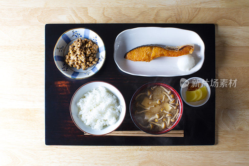 早餐和午餐都配有米饭和日本特有的配菜。我们吃米饭作为我们的主食。