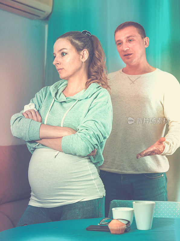 丈夫和怀孕的妻子在家里争吵