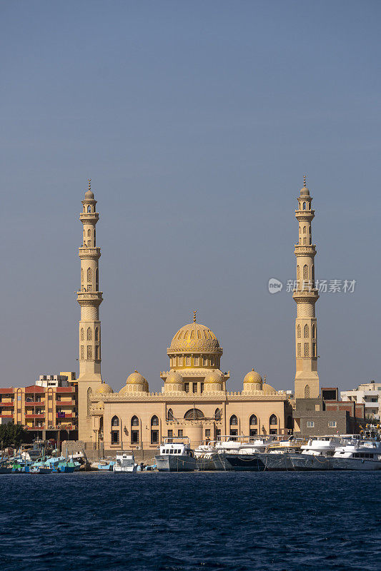 埃及赫尔加达的清真寺和港口