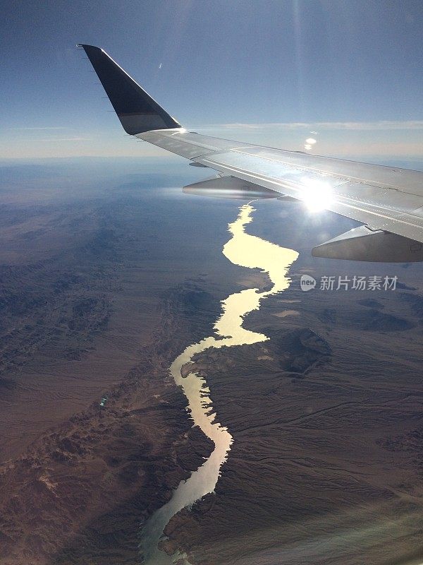 河流穿过沙漠鸟瞰图