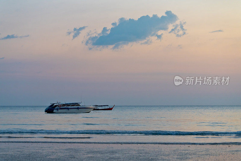 日落时分的Pakarang海滩