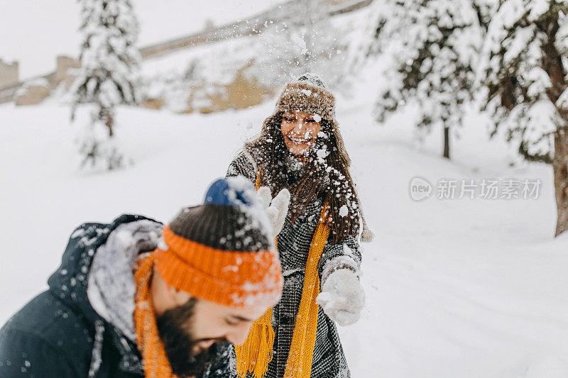 夫妇俩在雪中玩耍