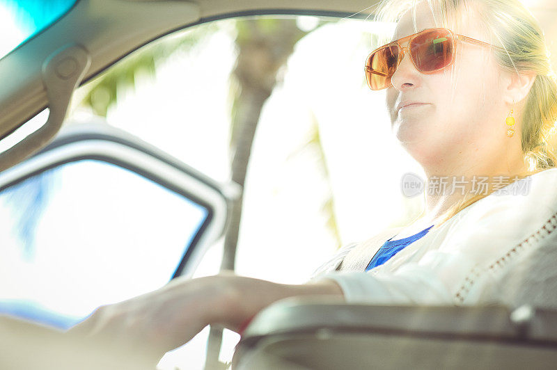 坐在汽车副驾驶座上的女人，又亮又通风