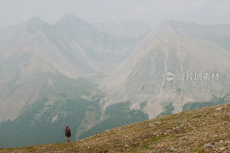 年轻人徒步下山