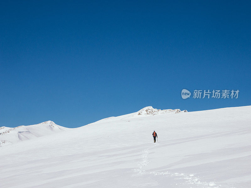 登山者正在攀登这座高海拔山脉的顶峰