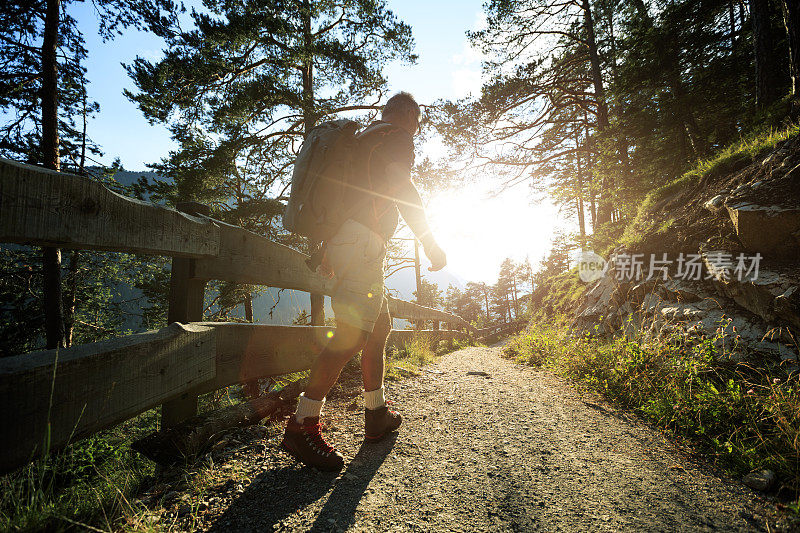 老人在山林中徒步旅行