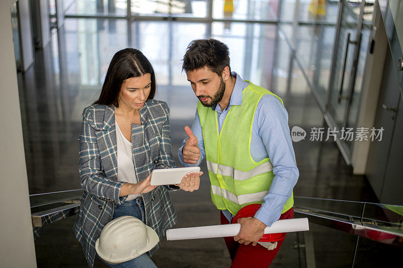 年轻建筑师讨论住宅项目