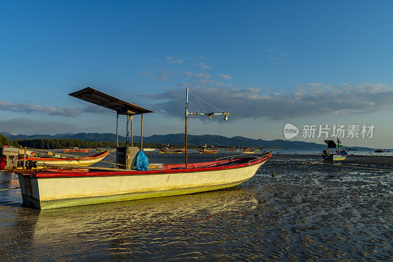 长尾船停泊在泰国Pakarang海滩外。