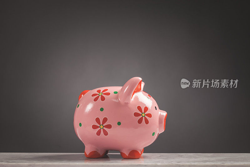 Piggybank前面的灰色背景