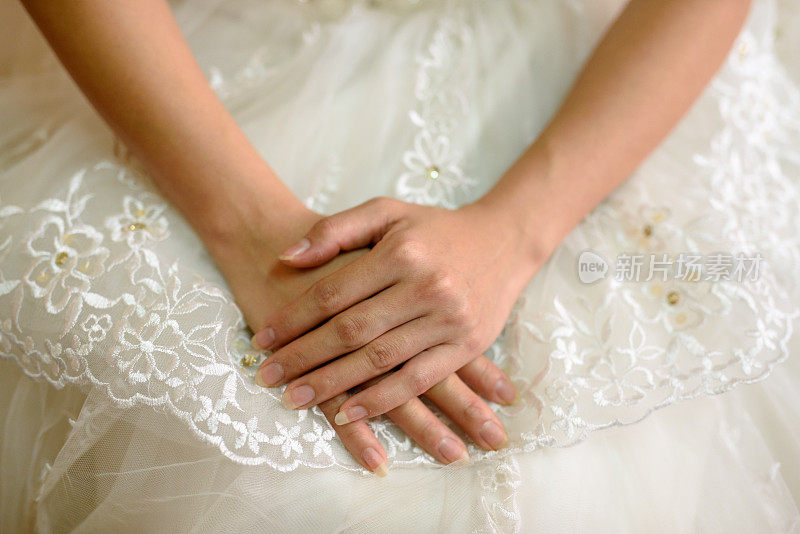新娘手系花边的婚纱