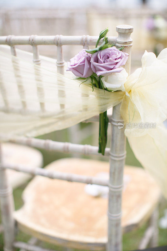 婚礼用的花饰椅子