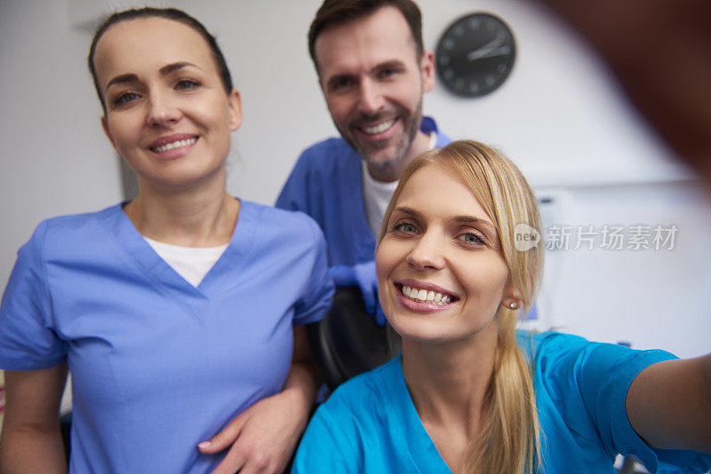 牙医办公室里微笑的牙医团队