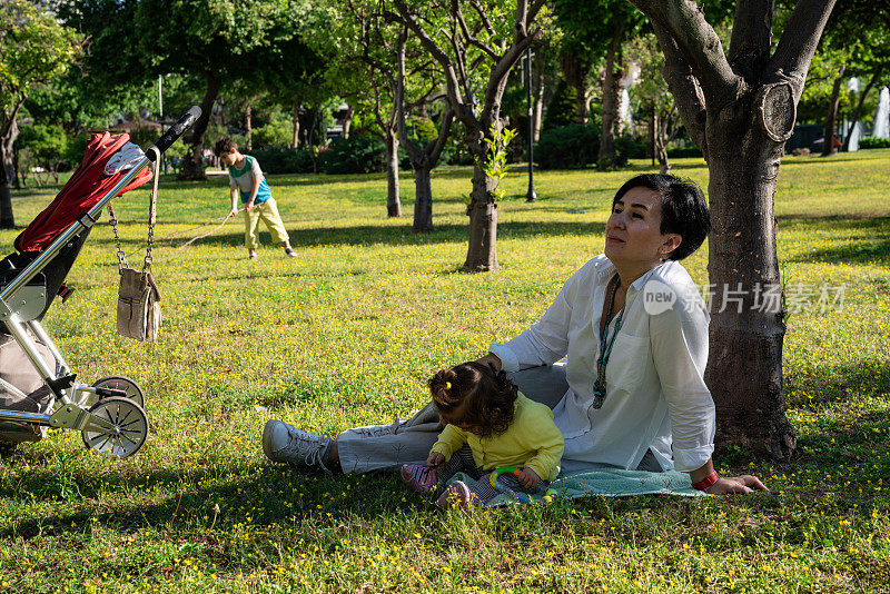 妈妈，儿子和宝贝女儿在公园里玩得很开心