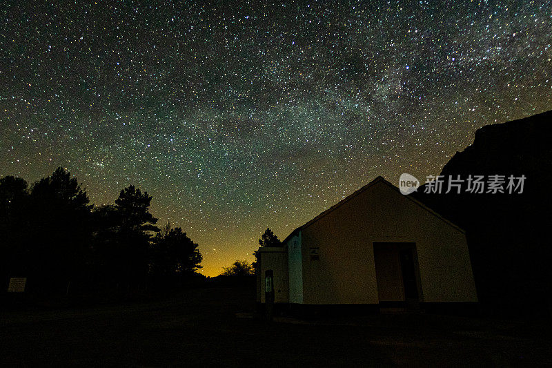 遥远的威尔士乡村上空的昏暗星空