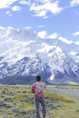 新西兰库克山:在库克山徒步旅行的旅行者