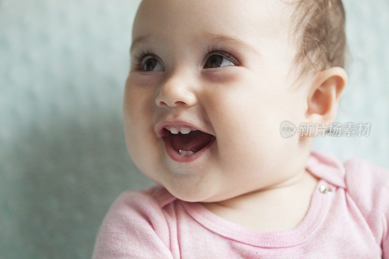 8个月大的婴儿笑的肖像