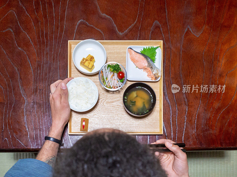 游客在日本旅馆吃早餐