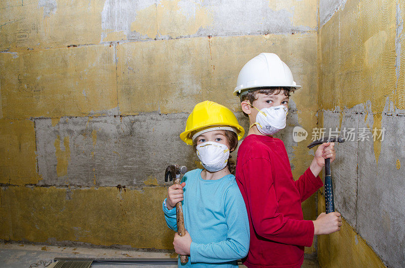 两个孩子在装修房子