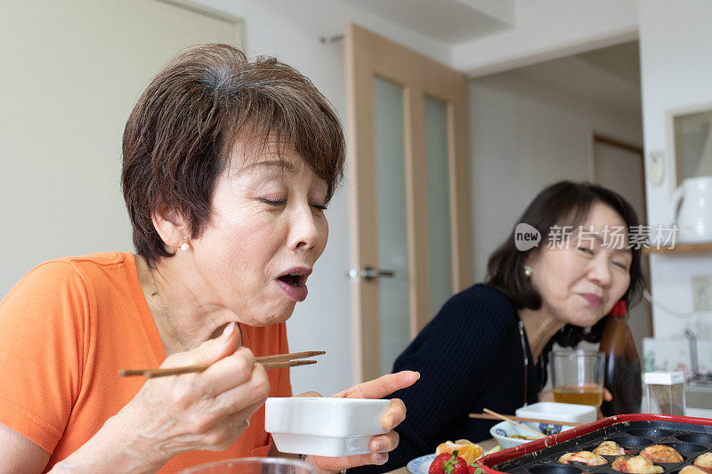 日本老年妇女吃辣的食物