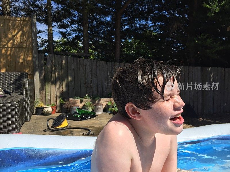 男孩在划桨池