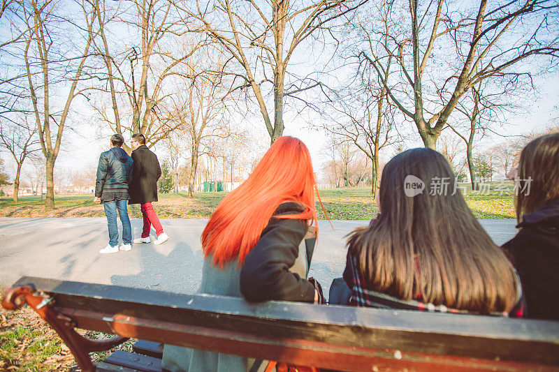 女孩们在公园里闲聊