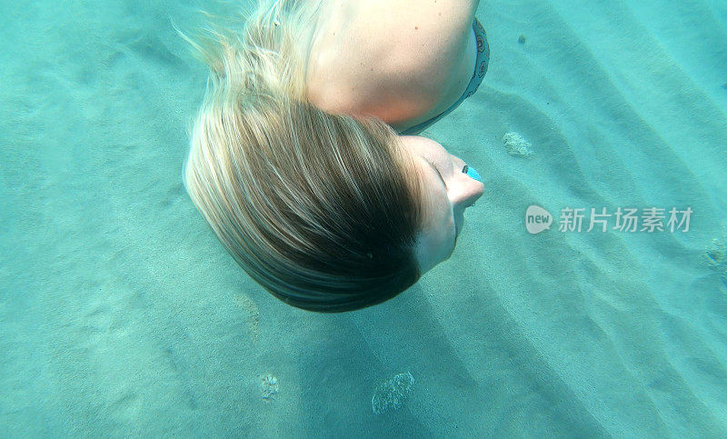 女人在清澈的地中海水域游泳