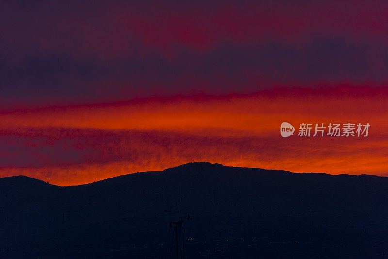 云彩景观与戏剧性的天空和山脉在日落希奥斯岛，希腊