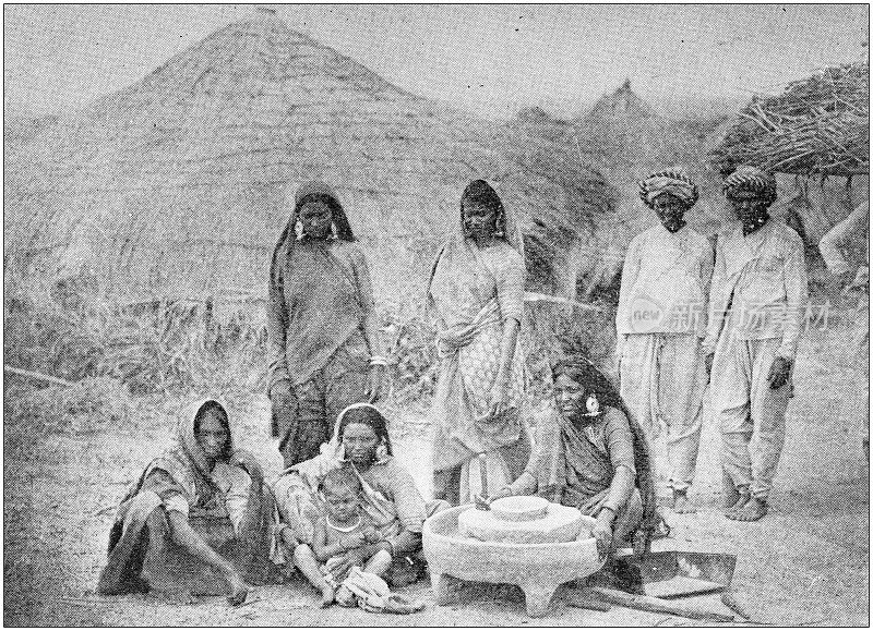 古董黑白照片环游世界:当地人与磨坊，印度
