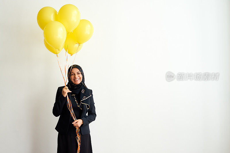 兴高采烈的伊斯兰妇女与明亮的气球
