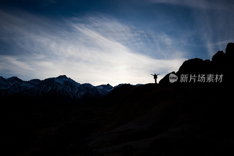 晚上在惠特尼山脚下露营