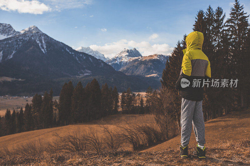 小男孩喜欢徒步旅行和欣赏群山