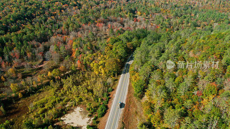 无人机拍摄的秋季山路上的卡车