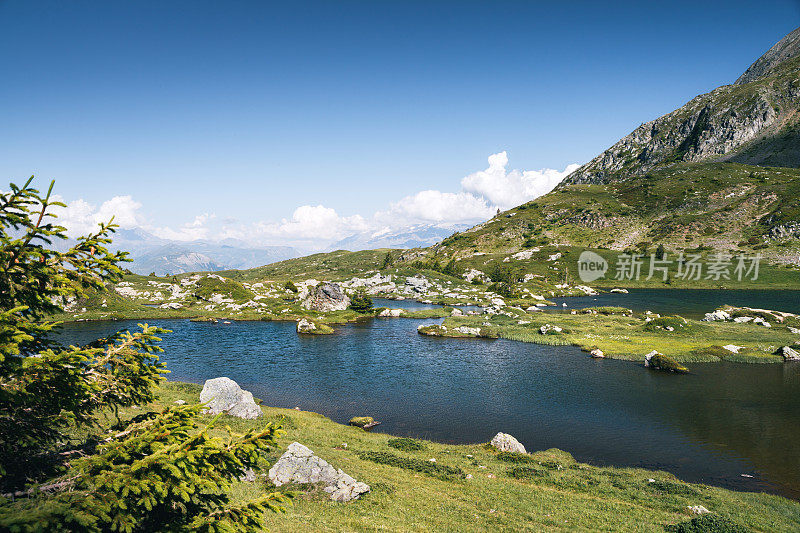 夏季法国阿尔卑斯山脉奥山山脉高海拔湖泊的惊人景观