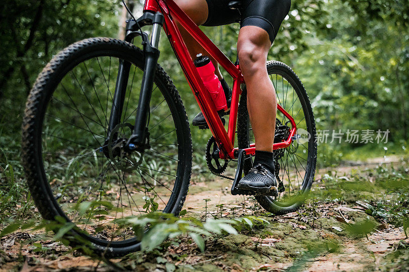 骑山地车，山地自行车在野外下坡到极端。极限运动和MTB，山地自行车下坡概念。选择性地关注鞋子。