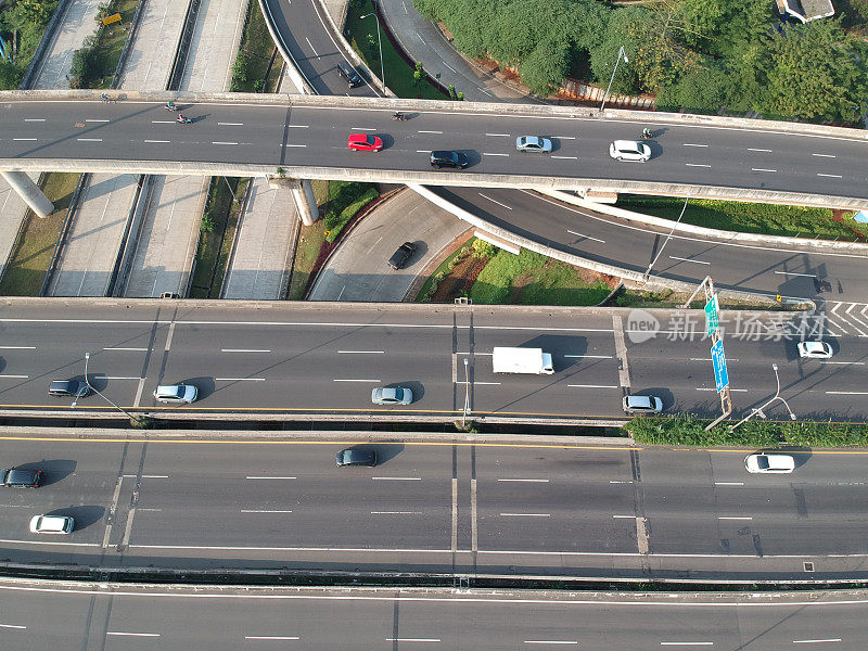 雅加达市高速公路交通流量的鸟瞰图。