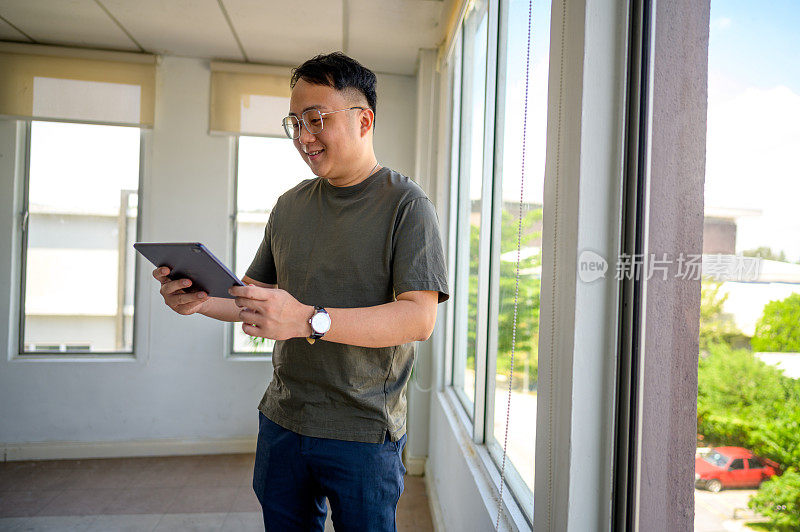 一名亚洲男性治疗师使用数字平板电脑与在家中的个人进行视频通话