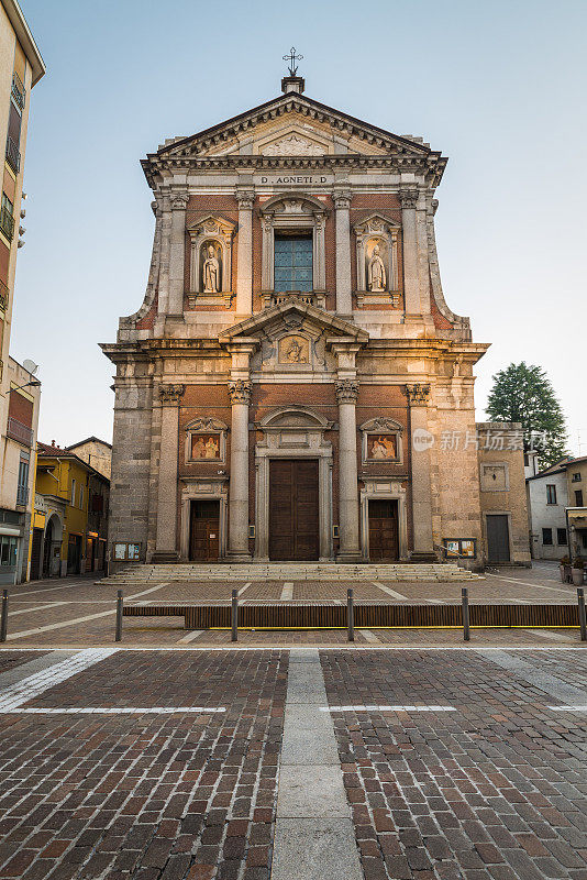 意大利索玛伦巴多的历史中心。圣阿涅塞大教堂公元1665年