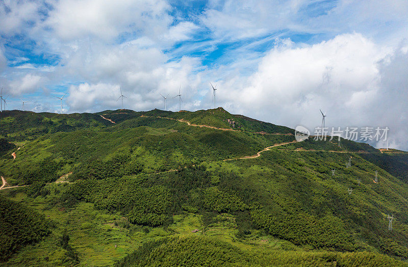 山上的风力发电场景